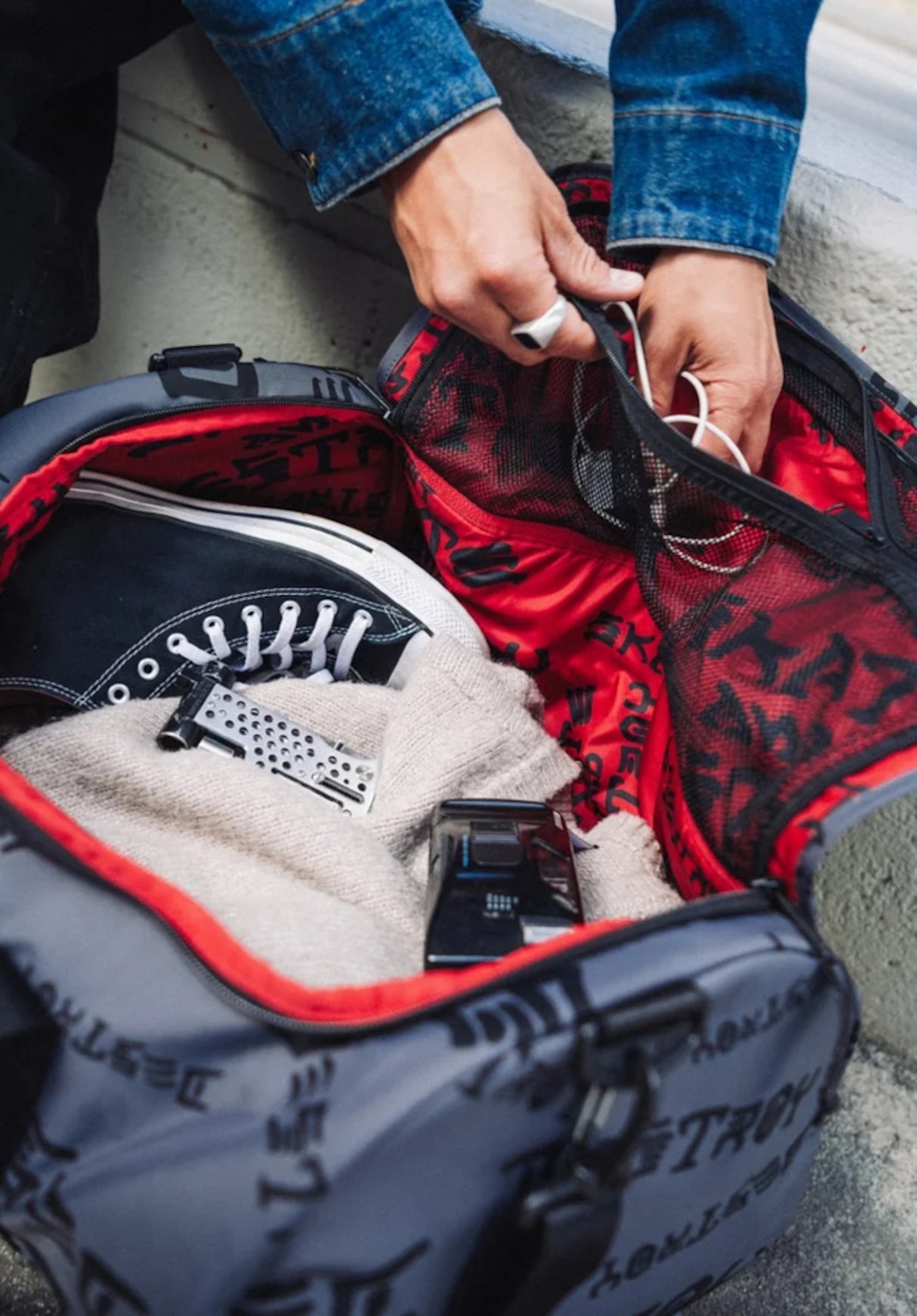 x Thrasher Skate Duffle asphalt/black destroy Closeup1