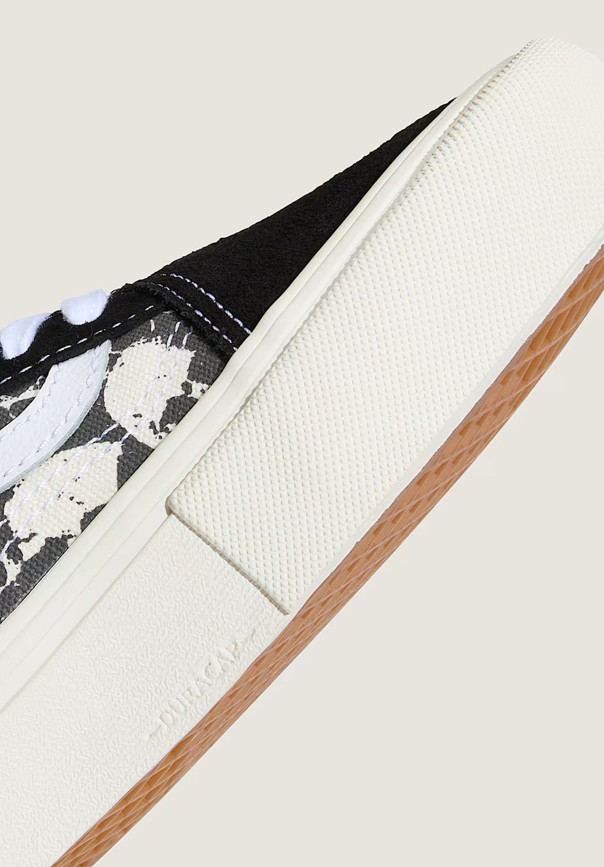 Skate Old Skool skullpileblack-white-gum Closeup2