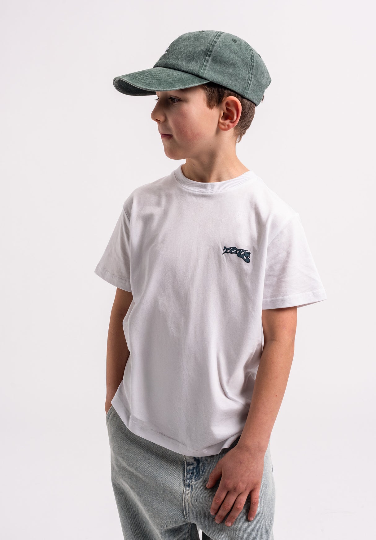 Night Logo Kids white Closeup2