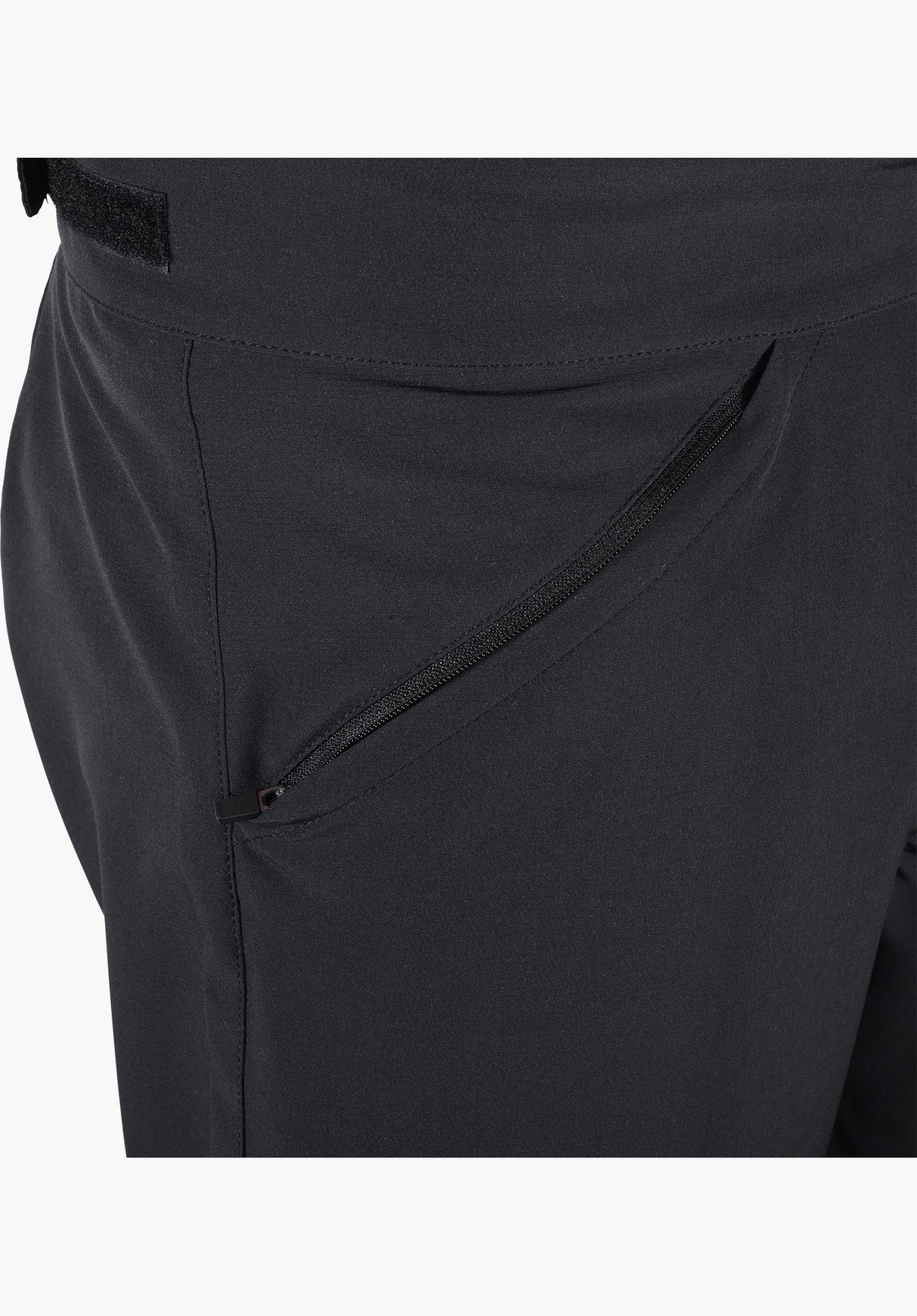 SP8 Shorts black-yellow Closeup1