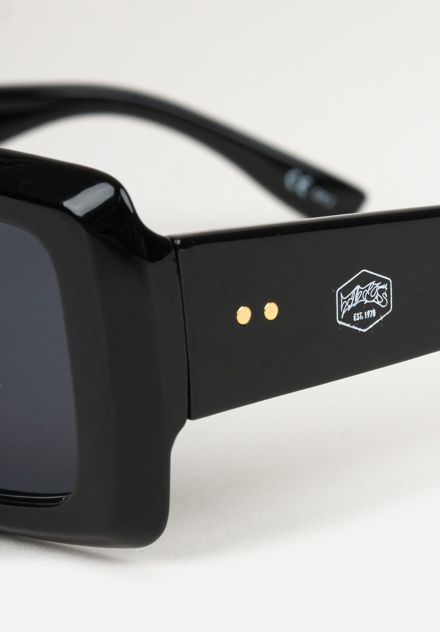 Enni black-black-black Closeup1 Zoom Image