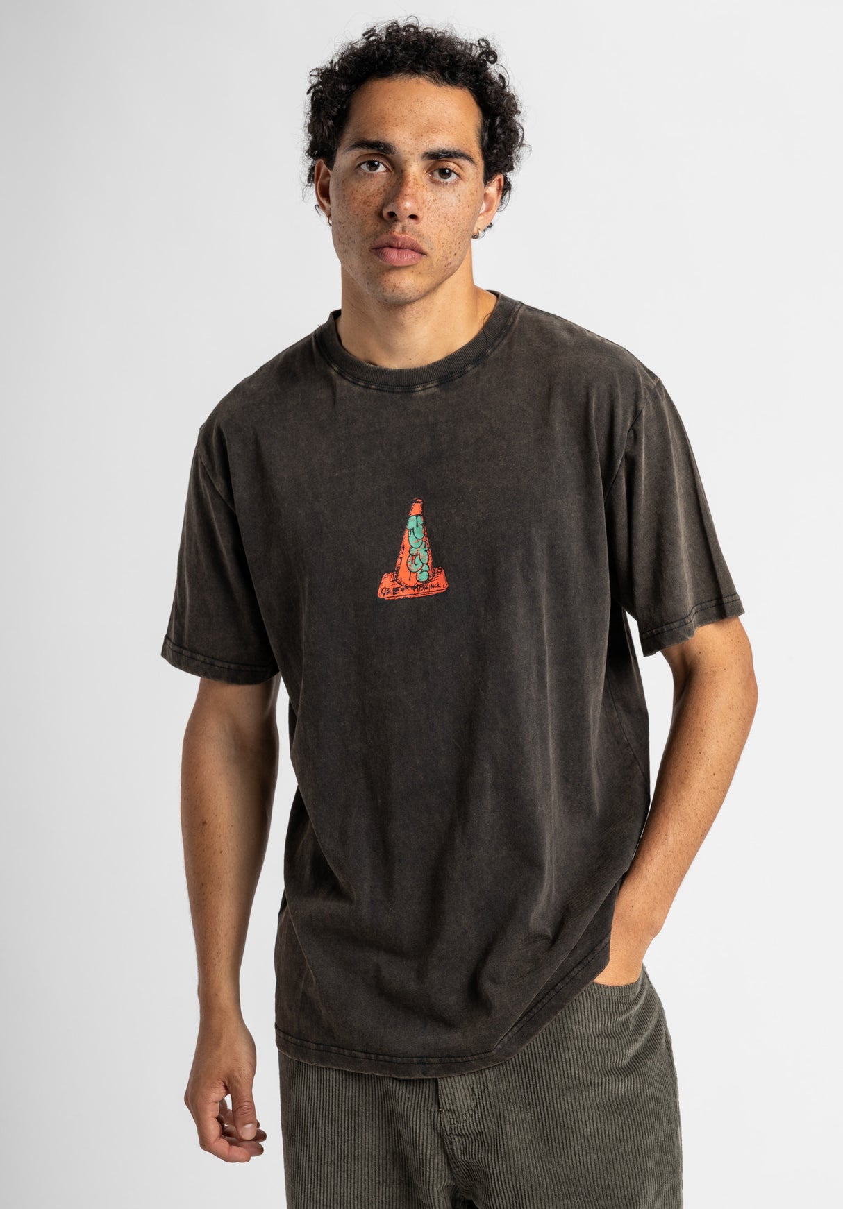 Pylone blackfaded Rueckenansicht