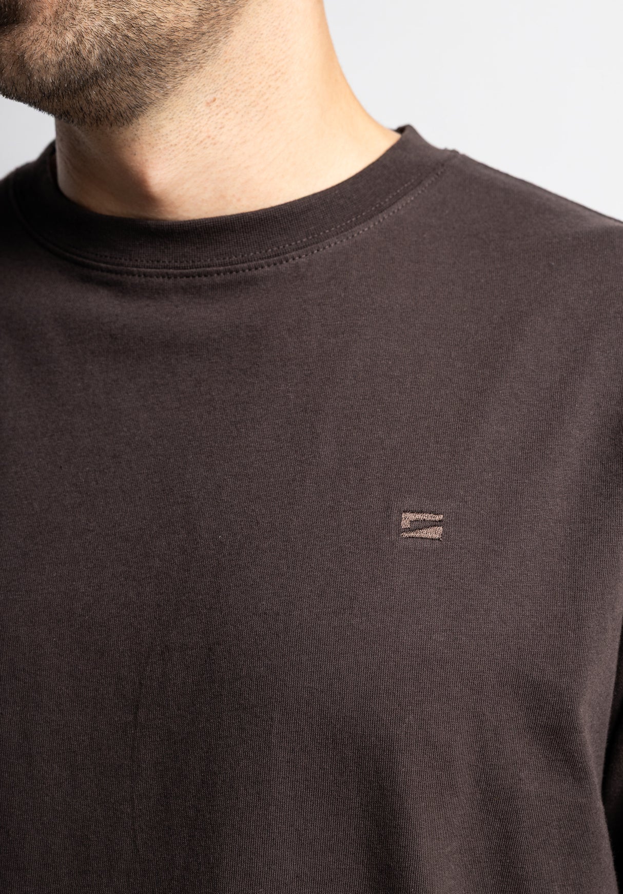 Easy Tee darkcoffee Closeup1