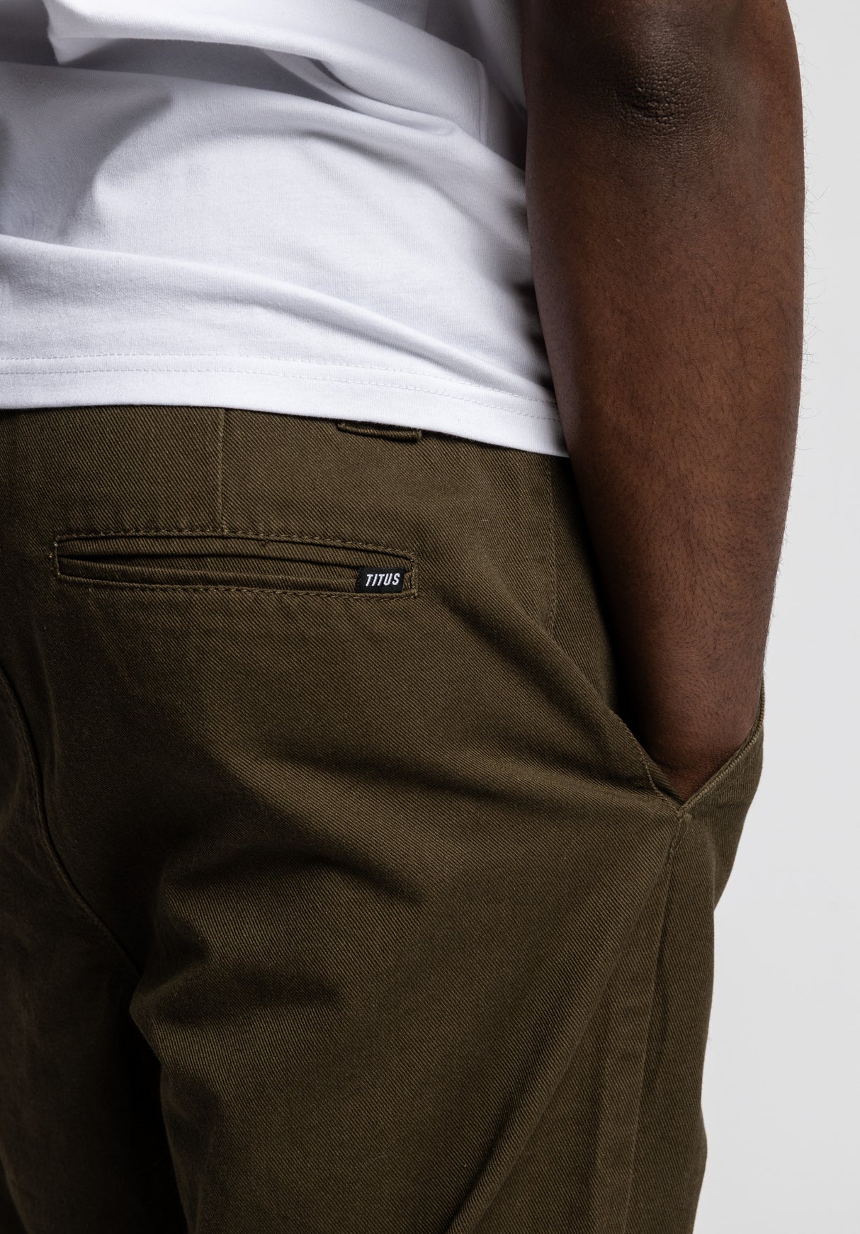 Regular Chino darkolive Closeup2