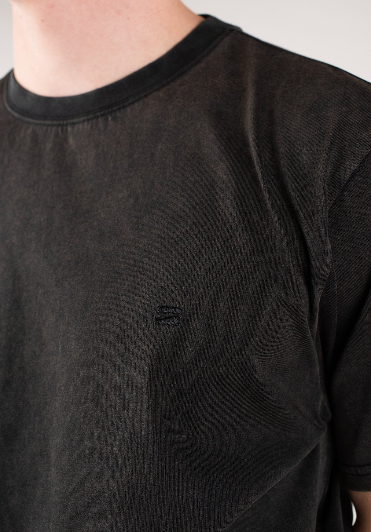 Easy Tee blackfaded Closeup1