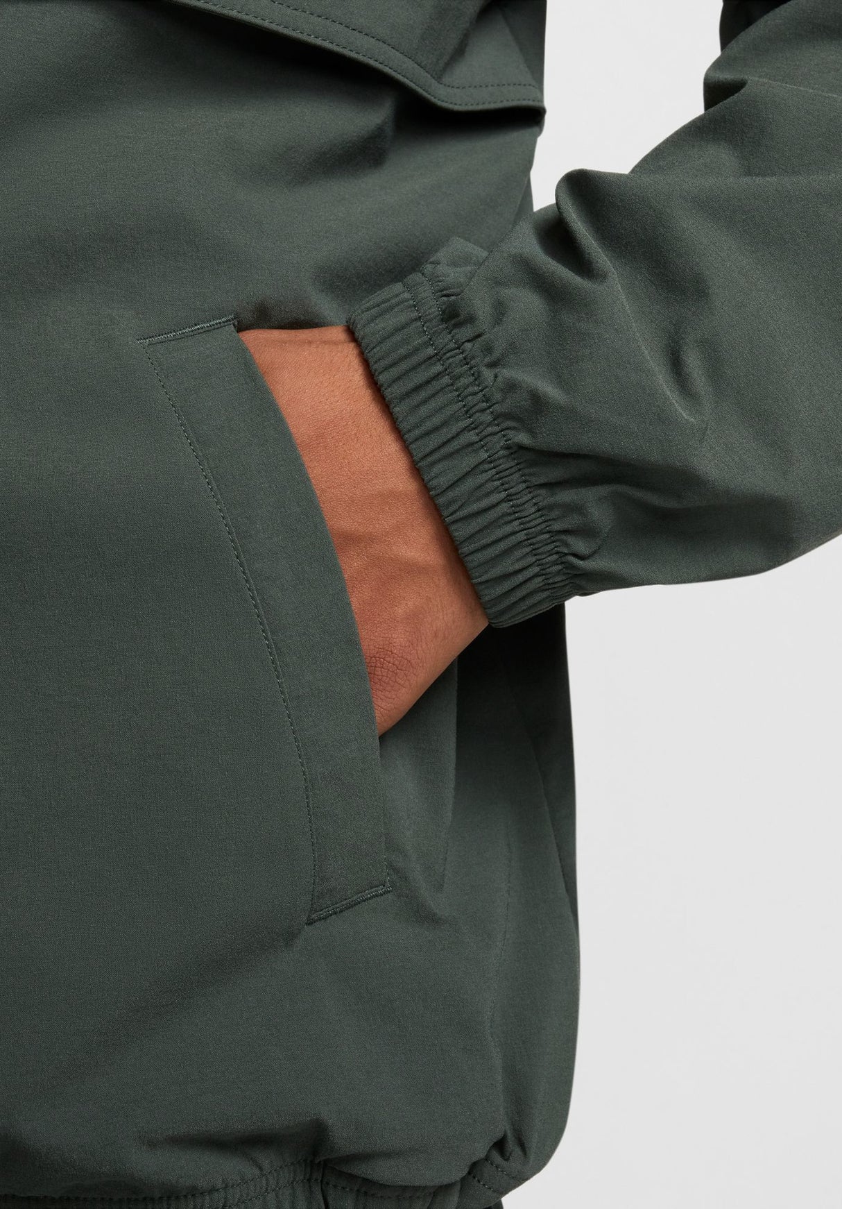 Essential vintagegreen-oilgreen Closeup1