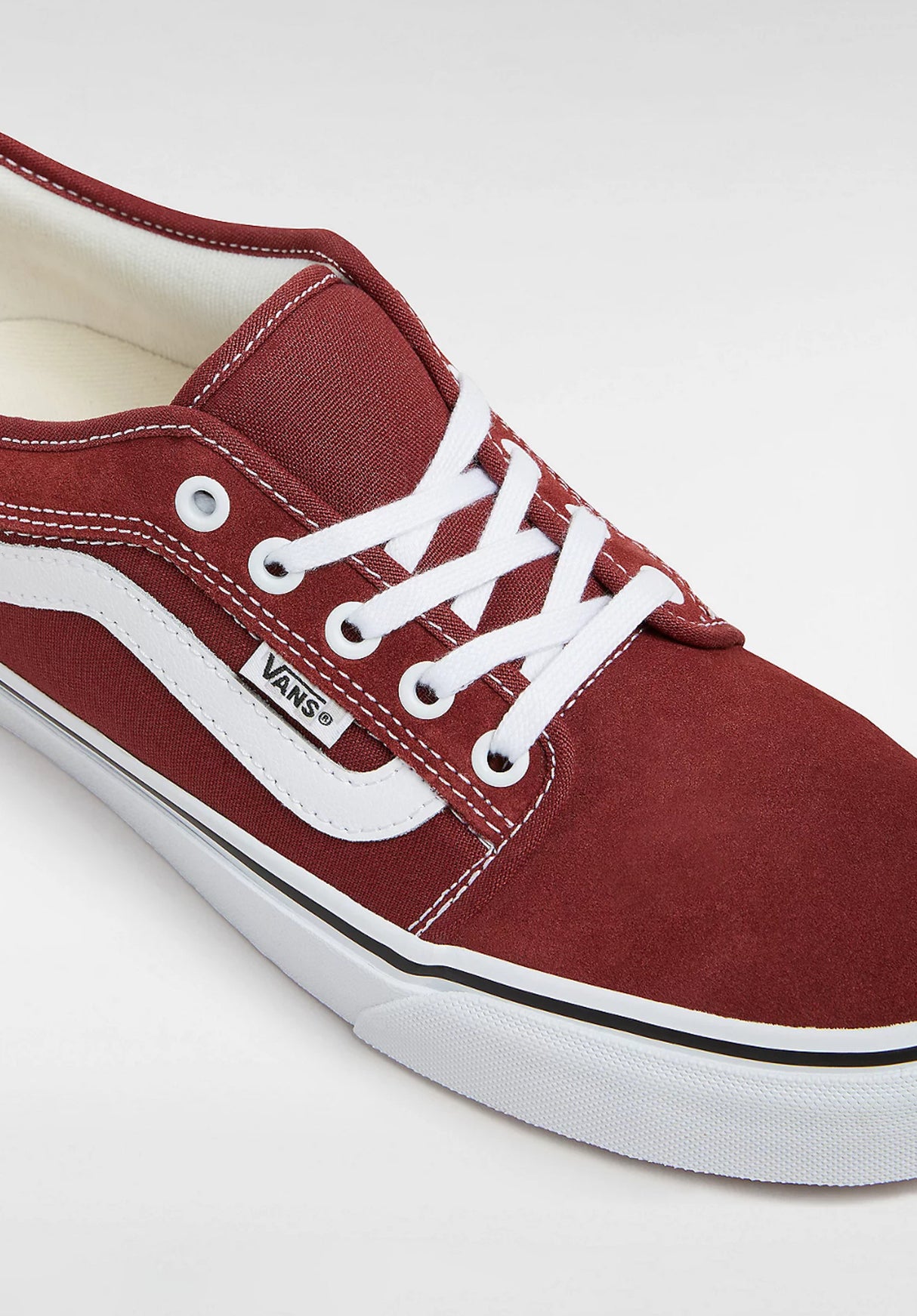 Skate Chukka Low Sidestripe burgundy-white Closeup2