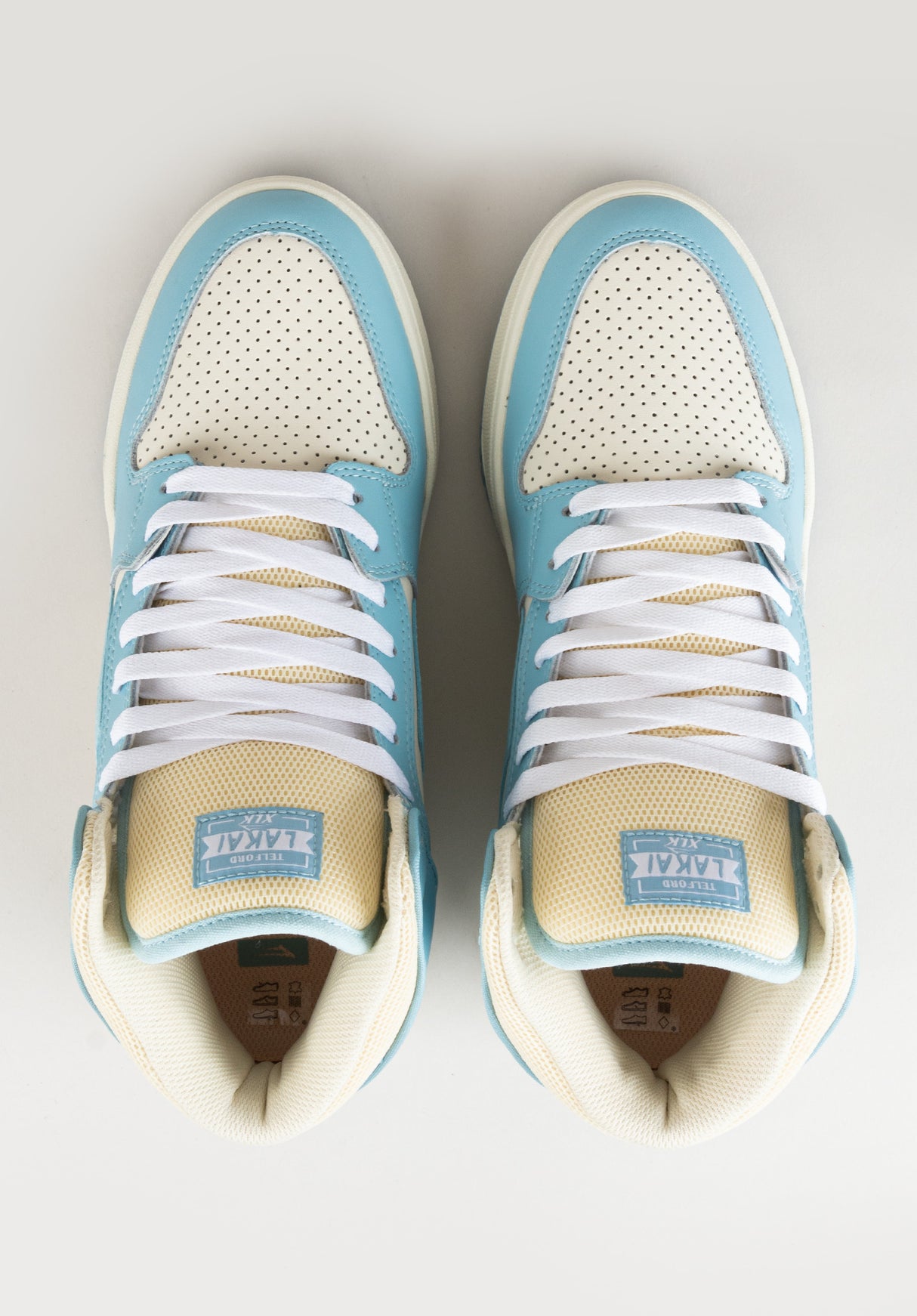 Telford lightblue-cream Closeup2