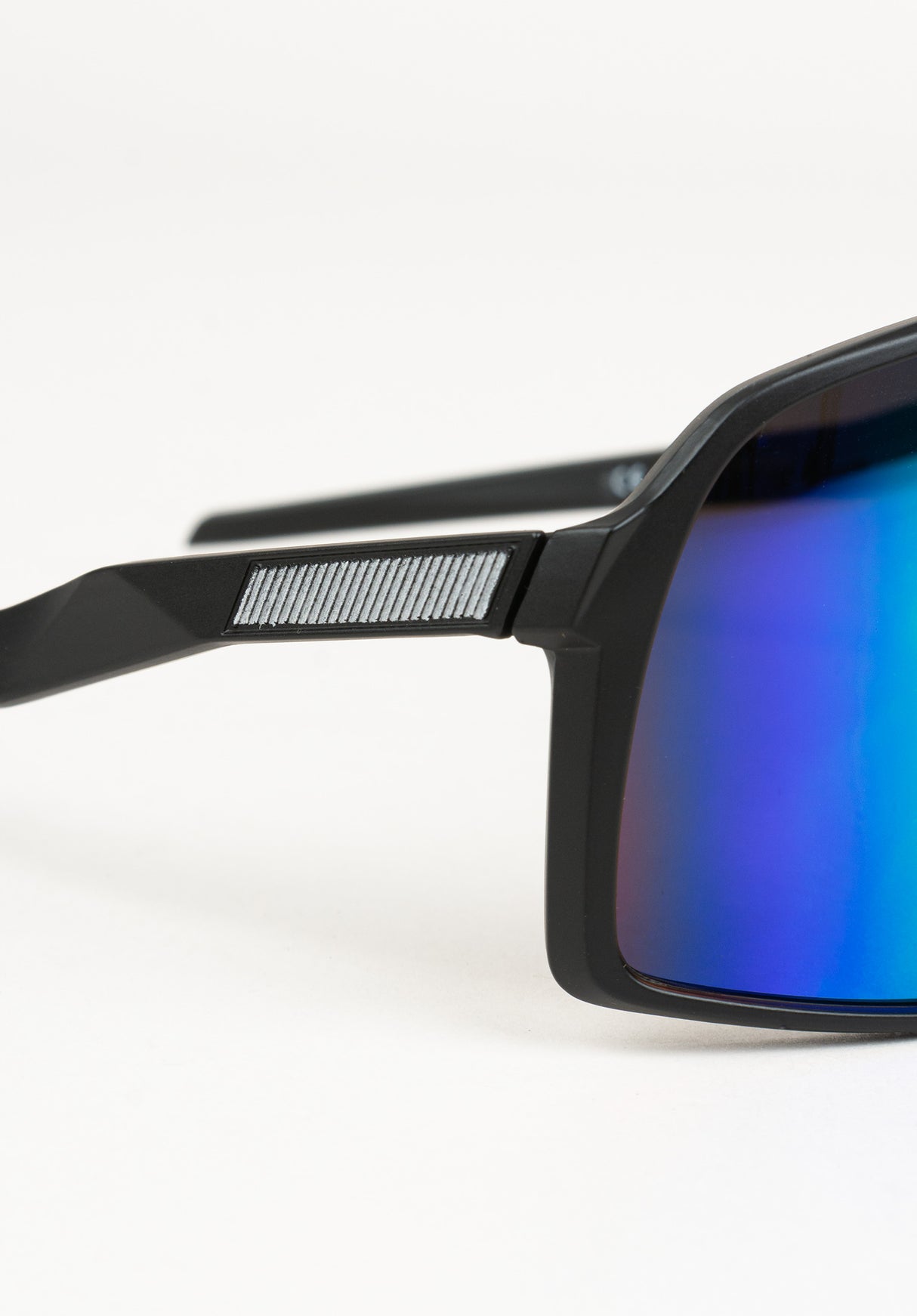 Vega matteblack-matteblack-rainbow Close-Up1
