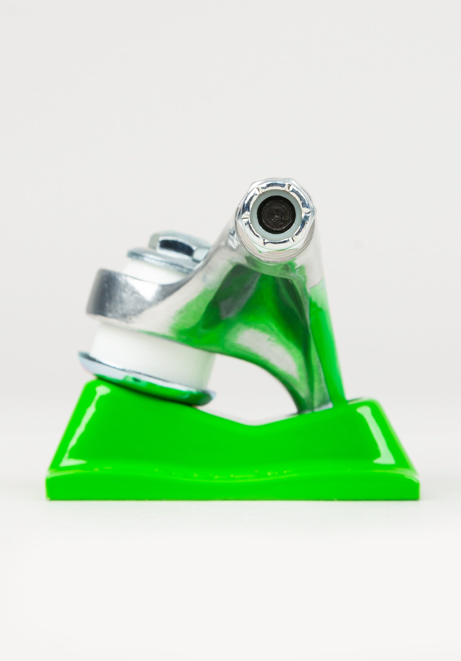 8.25 K5 Ryan Lay Watering Hole Standard silver-green Closeup1 Zoom Image