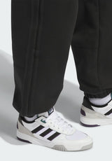 Tech Fleece black-white Closeup1