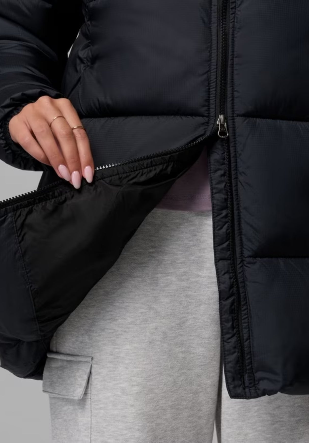 Puffect II Mid Hooded black Closeup2