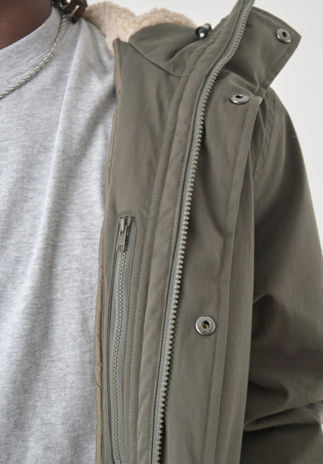 Larum Original tealeaf Closeup2