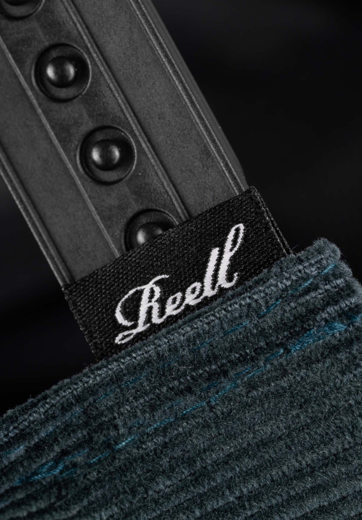 Flat 6-Panel Cap darkgreen cord Closeup1