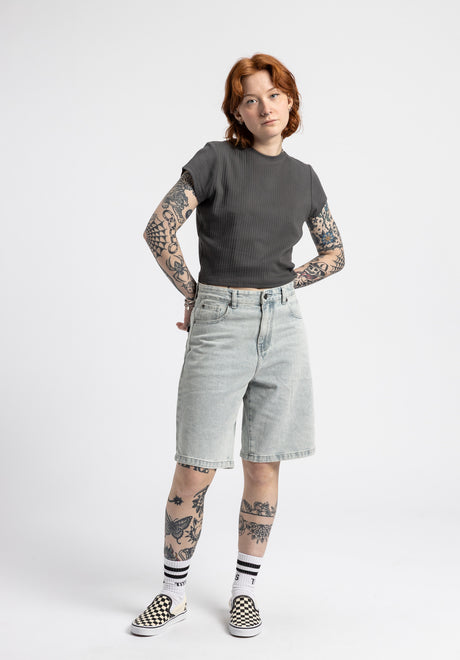 Mahira grey Closeup2